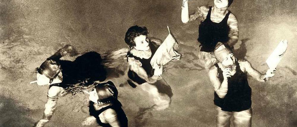 Gebildet sind wir sowieso. Unsinkbare Badeanzüge tragen die amerikanische Frau 1925 in ein neues Zeitalter. Foto: akg-images