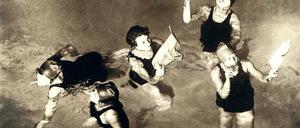 Gebildet sind wir sowieso. Unsinkbare Badeanzüge tragen die amerikanische Frau 1925 in ein neues Zeitalter. Foto: akg-images
