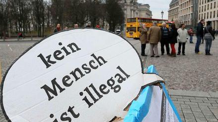 Seit Oktober campieren Flüchtlinge aus Protest auf dem Oranienplatz und vor dem Brandenburger Tor. Jetzt haben sie ein Schulgebäude in Kreuzberg besetzt.