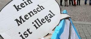 Seit Oktober campieren Flüchtlinge aus Protest auf dem Oranienplatz und vor dem Brandenburger Tor. Jetzt haben sie ein Schulgebäude in Kreuzberg besetzt.