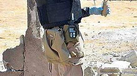 Proben sammeln. Das Foto zeigt nach Angaben von Bürgerjournalisten in Syrien einen UN-Chemiewaffeninspekteur am 28. August nahe Douma. Foto: dpa