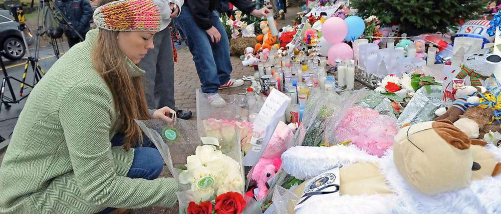 Fassungslosigkeit und Trauer. In Newtown gedenken die Menschen der Opfer des Amoklaufs. 