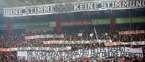 Überzeugende Stille. Keinem Spieler oder Trainer gefiel das Schweigen in den ersten zwölf Minuten und Sekunden in den vergangenen Wochen, wie die Fans von Union Berlin hier im Spiel gegen Kaiserslautern zeigen. Was nach dem 12. Dezember passierte, gefiel vielen Fans auch nicht.