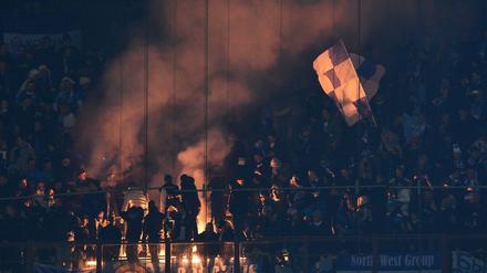 Aus ihrer Mitte entspringt der Stuss. Fans von Zenit St. Petersburg zündeln hier bei einem Spiel gegen den AC Milan. Der Fanclub "Landskrona" hat in einem Manifest gefordert, keine schwarzen oder schwulen Spieler zu holen.