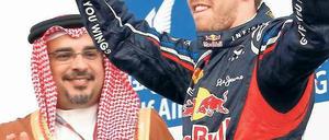 Der Despot klatscht. Kronprinz Salman bin Hamad Al Khalifa gratuliert Vettel.Foto: dapd