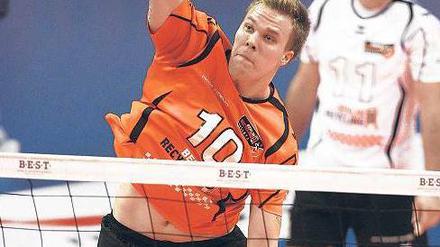 Der Mann für die wichtigen Bälle. Urpo Sivula war der beste Angriffsspieler der BR Volleys gegen Friedrichshafen (rechts Libero Martin Krystof). Foto: Harald Ottke