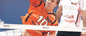 Der Mann für die wichtigen Bälle. Urpo Sivula war der beste Angriffsspieler der BR Volleys gegen Friedrichshafen (rechts Libero Martin Krystof). Foto: Harald Ottke