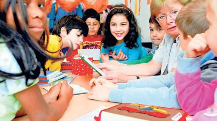 Volle Klasse! Nicht nur Lehrer, Sozialpädagogen und Erzieher werden angesichts des Schülerzuwachses künftig verstärkt benötigt, sondern auch Lesepaten wie hier an der Wedding Grundschule, wo die Ehrenamtlichen seit Jahren im Einsatz sind. 