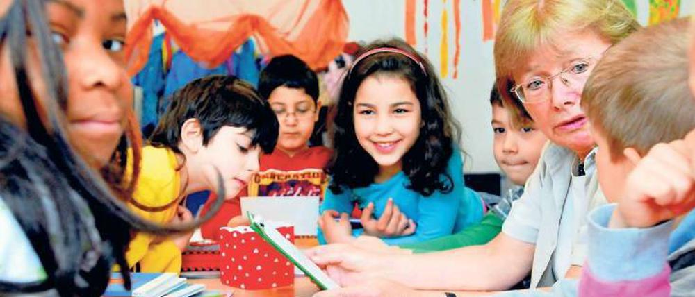 Volle Klasse! Nicht nur Lehrer, Sozialpädagogen und Erzieher werden angesichts des Schülerzuwachses künftig verstärkt benötigt, sondern auch Lesepaten wie hier an der Wedding Grundschule, wo die Ehrenamtlichen seit Jahren im Einsatz sind.