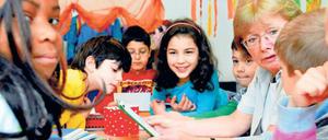 Volle Klasse! Nicht nur Lehrer, Sozialpädagogen und Erzieher werden angesichts des Schülerzuwachses künftig verstärkt benötigt, sondern auch Lesepaten wie hier an der Wedding Grundschule, wo die Ehrenamtlichen seit Jahren im Einsatz sind. 