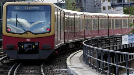 Fahrgäste der Berliner S-Bahn mussten am Dienstagmorgen länger am Gleis warten.