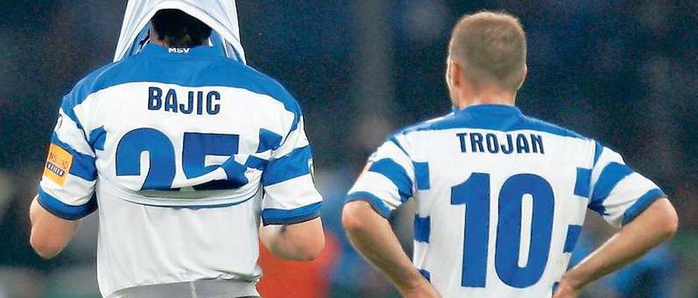Zuschauer im eigenen Finale. Die Duisburger Spieler Branimir Bajic und Filip Trojan üben sich unmittelbar nach Spielschluss in Vergangenheitsbewältigung. Foto: dpa