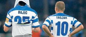 Zuschauer im eigenen Finale. Die Duisburger Spieler Branimir Bajic und Filip Trojan üben sich unmittelbar nach Spielschluss in Vergangenheitsbewältigung. Foto: dpa