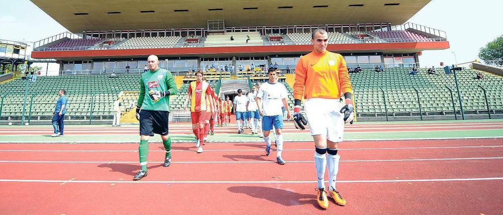 Ohne Resonanz. Der einst stolze Klub Türkiyemspor empfängt in der Vierten Liga Wilhelmshaven – und niemand schaut zu. Foto: Matthias Koch