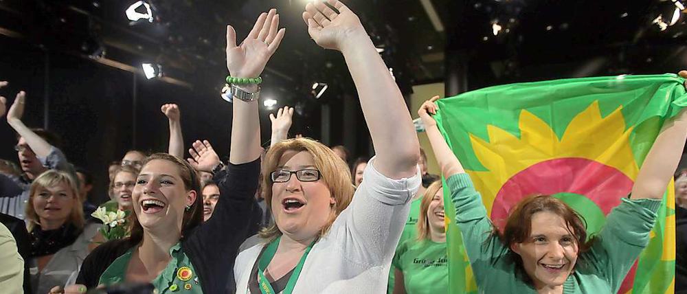 Und die Hände zum Himmel... Die Grünen feiern ihr Wahlergebnis. Sie landen noch vor der CDU - das gab es in der Bundesrepublik noch nie.