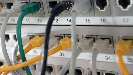 Sowohl die EU als auch das Bundesverfassungsgericht halten die derzeitige Regelung zur Vorratsdatenspeicherung für nicht rechtmäßig. Die Regierung lässt sich mit der Neuregelung aber Zeit. Der EU-Kommission reißt langsam der Geduldsfaden.