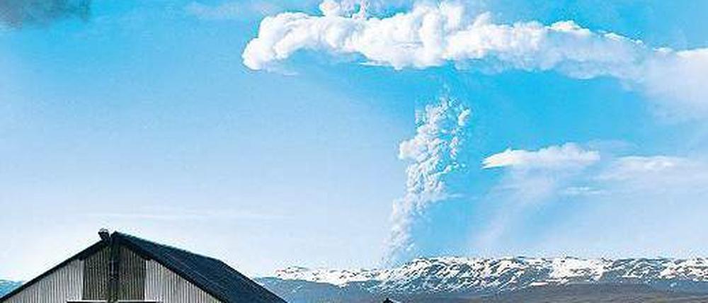 Trügerische Idylle. Eine bis zu 20 Kilometer hohe Säule aus Asche und Wasserdampf steht über dem isländischen Vulkan Grimsvötn. Der internationale Flughafen Keflavik und weitere Flugplätze auf der Insel im Nordatlantik wurden bis auf weiteres geschlossen. Foto: AFP