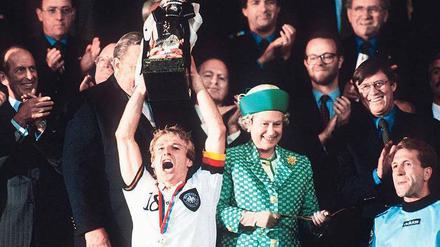 Heute ein König. Vor 16 Jahren, bei der EM in England, hat Jürgen Klinsmann zum bisher letzten Mal für die Nationalmannschaft einen Pokal in die Höhe stemmen dürfen. Dem aktuellen Team des DFB wird zugetraut, dass es den Erfolg im Sommer wiederholt. Foto: p-a/Sven Simon