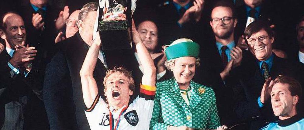 Heute ein König. Vor 16 Jahren, bei der EM in England, hat Jürgen Klinsmann zum bisher letzten Mal für die Nationalmannschaft einen Pokal in die Höhe stemmen dürfen. Dem aktuellen Team des DFB wird zugetraut, dass es den Erfolg im Sommer wiederholt. Foto: p-a/Sven Simon