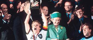 Heute ein König. Vor 16 Jahren, bei der EM in England, hat Jürgen Klinsmann zum bisher letzten Mal für die Nationalmannschaft einen Pokal in die Höhe stemmen dürfen. Dem aktuellen Team des DFB wird zugetraut, dass es den Erfolg im Sommer wiederholt. Foto: p-a/Sven Simon