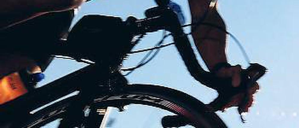 Starker Antritt. Ein Amateur-Rennradler beim Start zum 120-Kilometer-Rundkurs. Die Strecke führte durch acht der zwölf Berliner Bezirke. Los ging’s am Brandenburger Tor.