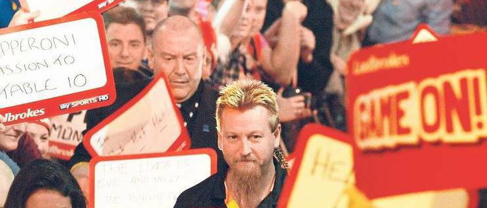 Gladiatoreneinzug. Simon Whitlock, der Australier, wird von den Zuschauern frenetisch empfangen. Foto: AFP