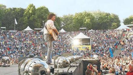 Irre Kulisse. So sieht das aus, wenn man als Popstar von 17 000 Fans in der Wuhlheide bejubelt wird. Da möchte man glatt auch einer werden. Foto: Davids/Darmer