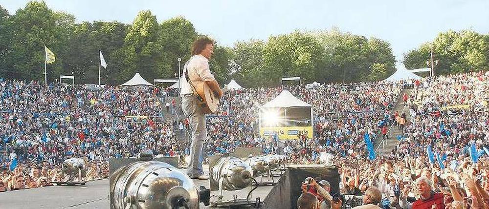 Irre Kulisse. So sieht das aus, wenn man als Popstar von 17 000 Fans in der Wuhlheide bejubelt wird. Da möchte man glatt auch einer werden. Foto: Davids/Darmer