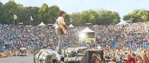 Irre Kulisse. So sieht das aus, wenn man als Popstar von 17 000 Fans in der Wuhlheide bejubelt wird. Da möchte man glatt auch einer werden. Foto: Davids/Darmer