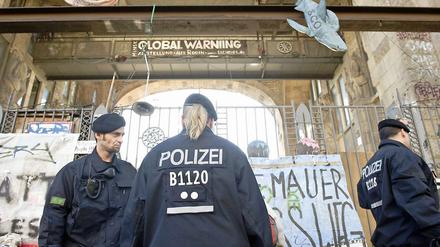 Polizisten vor dem Kunsthaus Tacheles in Berlin Mitte