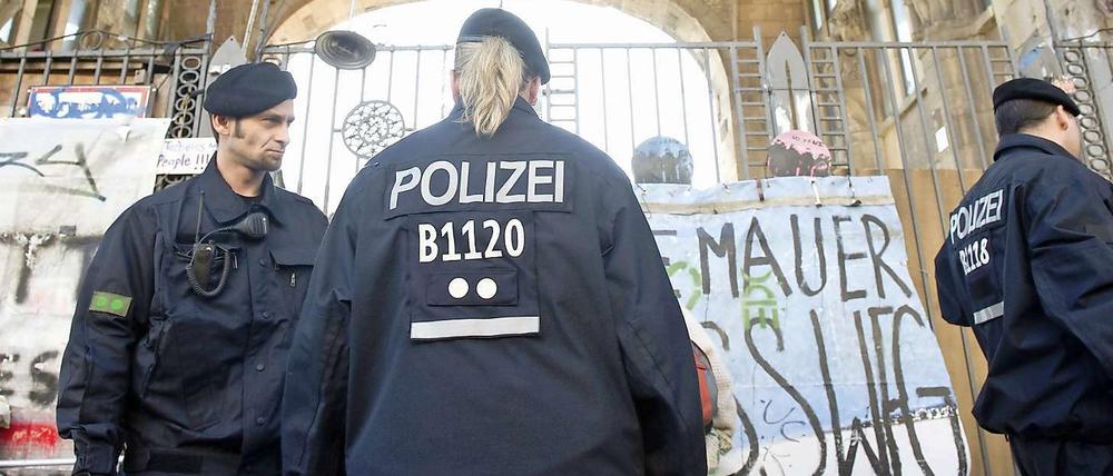 Polizisten vor dem Kunsthaus Tacheles in Berlin Mitte