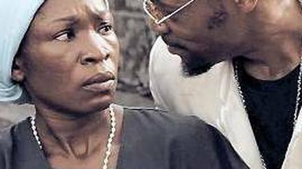 Gangster Cesar (Hoji Fortuna) erpresst eine Frau (Marlene Longage) in "Viva Riva!" von Djo Tunda wa Munga.