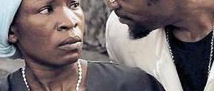 Gangster Cesar (Hoji Fortuna) erpresst eine Frau (Marlene Longage) in "Viva Riva!" von Djo Tunda wa Munga.