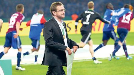 Nehmt ihr den Pokal, mir reicht der Wimpel! Ralf Rangnick hält seinen Anteil am Pokalsieg der Schalker für gering; seine eigentliche Arbeit beginnt erst jetzt. Foto: Nordphoto