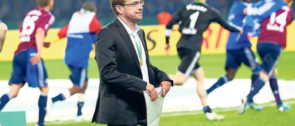 Nehmt ihr den Pokal, mir reicht der Wimpel! Ralf Rangnick hält seinen Anteil am Pokalsieg der Schalker für gering; seine eigentliche Arbeit beginnt erst jetzt. Foto: Nordphoto