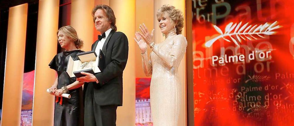 Die "Goldene Palme" für den besten Film ging an Terrence Malicks "The Tree of Life". Anstelle des Regisseurs nahmen die Produzenten Sarah Green (l.) und Bill Pohlad die Auszeichnung entgegen. Laudatorin Jane Fonda (r.) spendet Applaus.
