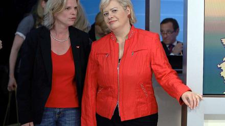 Auf dem Weg zum Kommunismus? Linken-Chefin gesine Lötzsch mit der Bremer Spitzenkandidatin der Linken Kristina Vogt.