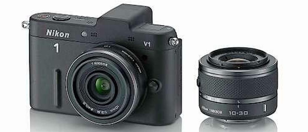 Die Systemkamera von Nikon wird in verschiedenen Kits angeboten. Das lichtstarke Standardobjektiv (links) gehört immer dazu.