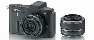 Die Systemkamera von Nikon wird in verschiedenen Kits angeboten. Das lichtstarke Standardobjektiv (links) gehört immer dazu.