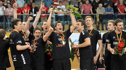 Europa, wir kommen. Die Spieler der Volleys feiern ihren rasanten Aufstieg zum deutschen Volleyballmeister.