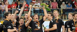 Europa, wir kommen. Die Spieler der Volleys feiern ihren rasanten Aufstieg zum deutschen Volleyballmeister.