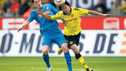 Keinen Schritt zurück! Dortmunds Shinji Kagawa (rechts) im Duell mit dem Hoffenheimer Sebastian Rudy. Foto: Reuters