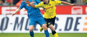 Keinen Schritt zurück! Dortmunds Shinji Kagawa (rechts) im Duell mit dem Hoffenheimer Sebastian Rudy. Foto: Reuters