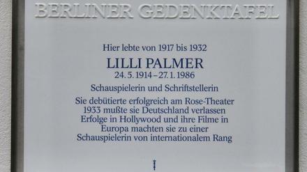 Die Gedenktafel für Lilli Palmer hängt am Haus Hölderlinstraße 11 (Westend).