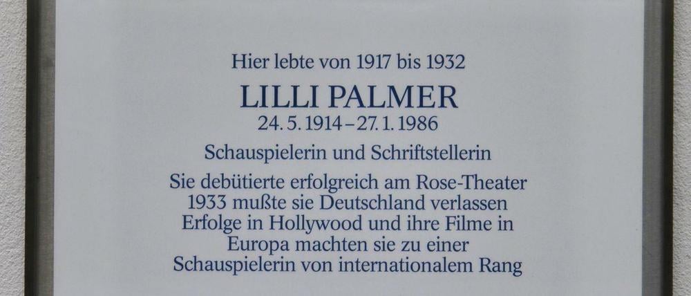 Die Gedenktafel für Lilli Palmer hängt am Haus Hölderlinstraße 11 (Westend).