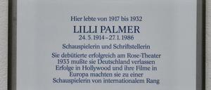 Die Gedenktafel für Lilli Palmer hängt am Haus Hölderlinstraße 11 (Westend).
