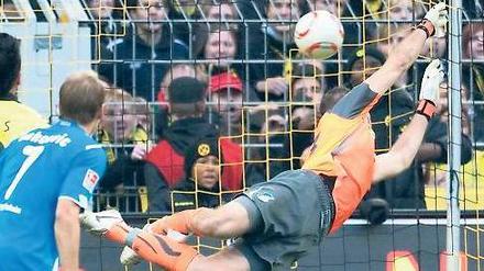 ... und drin! Vergeblich fliegt Hoffenheims Torhüter Tom Starke, Dortmunds Antonio da Silva hat gerade zum 1:1 getroffen. Foto: dpa