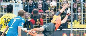 ... und drin! Vergeblich fliegt Hoffenheims Torhüter Tom Starke, Dortmunds Antonio da Silva hat gerade zum 1:1 getroffen. Foto: dpa