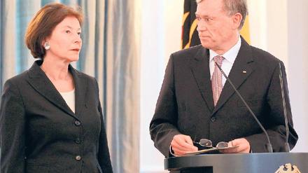 Per „Blitz“ informierte die Nachrichtenagentur dpa, dass Bundespräsident Horst Köhler an der Seite seiner Frau Eva Luise seinen Rücktritt verkündet hat. Foto: dpa