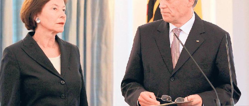 Per „Blitz“ informierte die Nachrichtenagentur dpa, dass Bundespräsident Horst Köhler an der Seite seiner Frau Eva Luise seinen Rücktritt verkündet hat. Foto: dpa